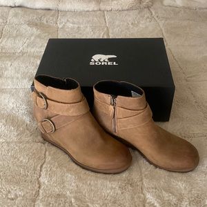 Sorel wedge boot tan color